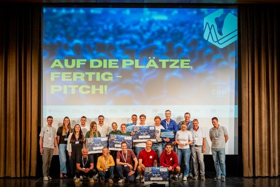 Alle Finalteilnehmer des Stars Kader auf der Bühne
