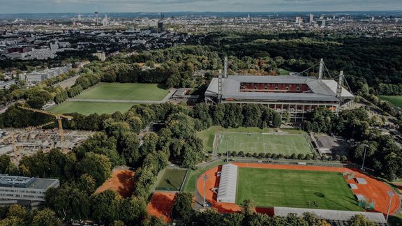 Luftaufnahme vom Campus der Sporthochschule und weitreichendem Blick über Köln im Hintergrund
