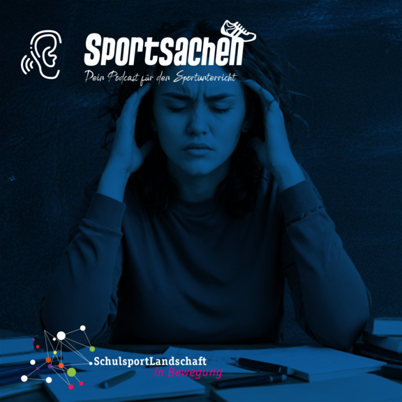 podcasttitel "umgang mit stresse", im hintergrund eine Frau am Schreibtisch, die sich mit beiden Händen die Schläfen massiert und die Augen geschlossen hält
