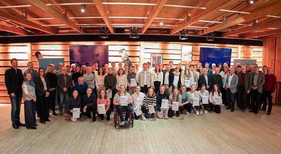 Gruppenbild mit allen Stipendiengebern und StipendiatInnen
