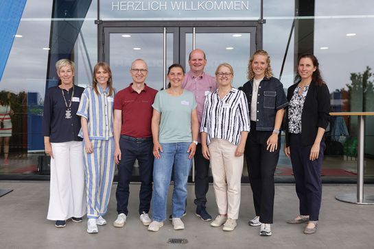 Personengruppe vor Rhein-Energie Stadion Köln
