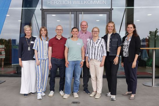 Personengruppe vor Rhein-Energie Stadion Köln