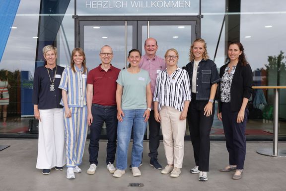 Personengruppe vor Rhein-Energie Stadion Köln
