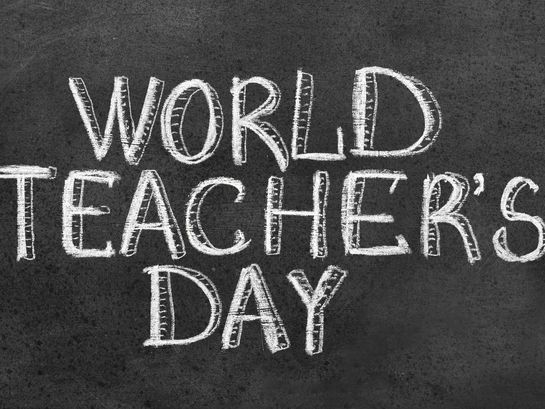 Tafelaufschrift mit weißer Kreide auf schwarzer Tafel "World Teacher's Day"
