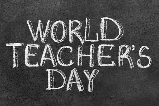 Tafelaufschrift, weiße kreide auf schwarzer tafel: "World Teacher's day" in Versalien