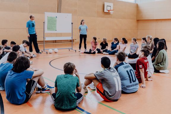 Foto von Schülerinnen und Schülern im Sportunterricht
