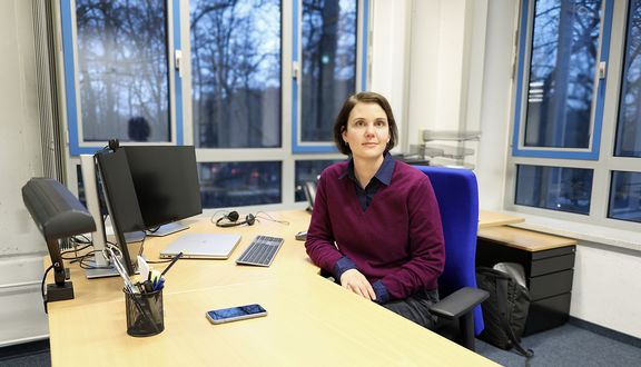 Sarah Dudek in ihrem Büro in der Zentralbibliothek der Sportwissenschaften
