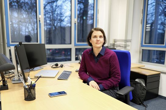 Sarah Dudek in ihrem Büro in der Zentralbibliothek der Sportwissenschaften