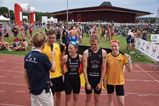Sportler*innen beim Interview
