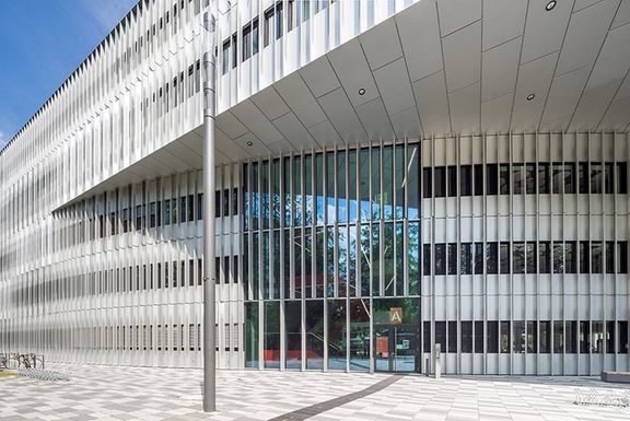Eingangsbereich vom NawMedi auf dem Campus der Deutschen Sporthochschule

