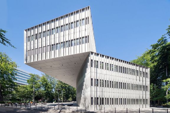 Seitansicht des NawiMedi-Gebäude auf dem Campus der Deutschen Sporthochschule
