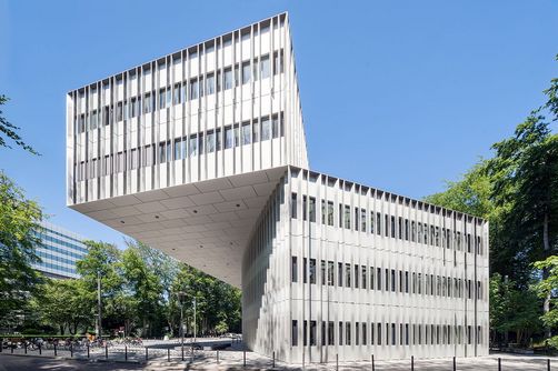 Seitansicht des NawiMedi-Gebäude auf dem Campus der Deutschen Sporthochschule
