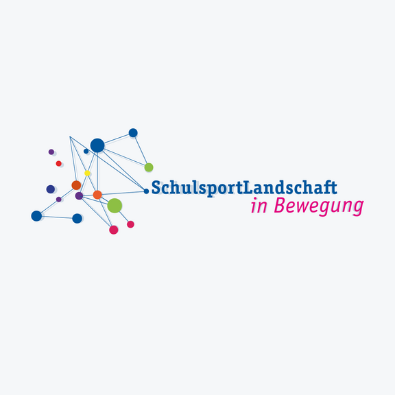 bunte wort-bildmarke der schulsportlandschaft, links viele verschieden große und verschieden farbige punkte als netzwerk mit blauen linien verbunden, rechts daneben "Schulsportlandschaft" in blau und versetzt darunter "in Bewegung" in pink
