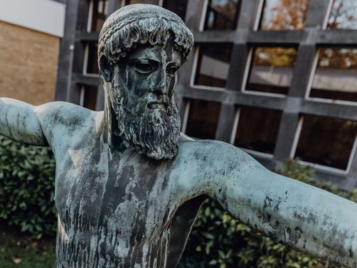 Steinerne Statue im Außenbereich des Campus der Deutsche Sporthochschule
