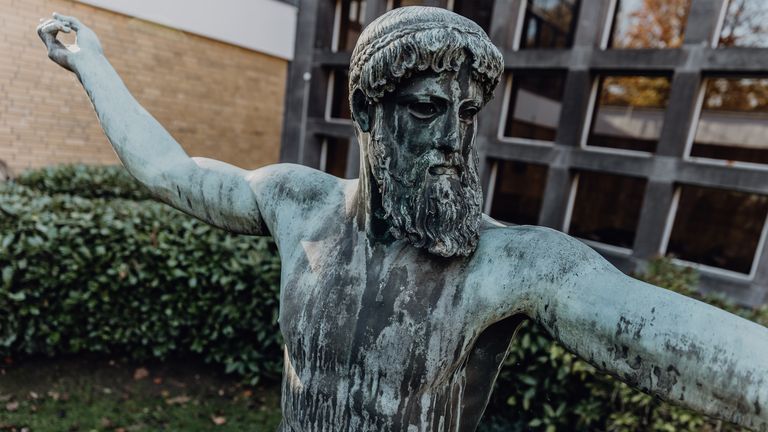 Steinerne Statue im Außenbereich des Campus der Deutsche Sporthochschule
