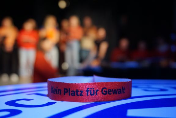 Orangenes Armband "Kein Platz für Gewalt"
