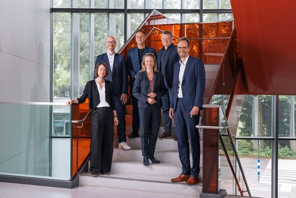 Die sechs Mitglieder des Rektorats stehen auf einer Treppe

