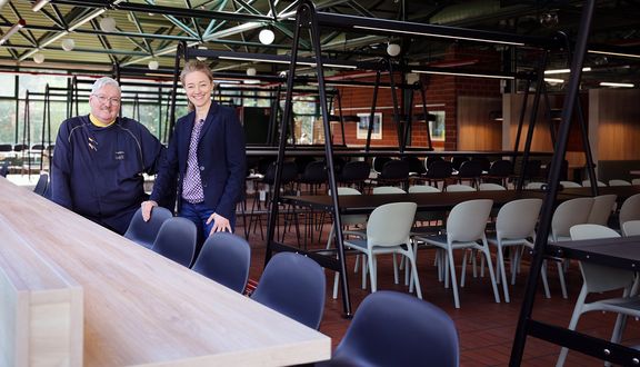 Kanzlerin Marion Steffen und Betriebsleiter Andreas Wollgarten im neugestalteten Speisesaal
