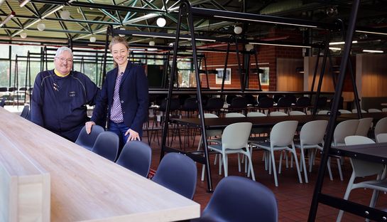 Kanzlerin Marion Steffen und Betriebsleiter Andreas Wollgarten im neugestalteten Speisesaal

