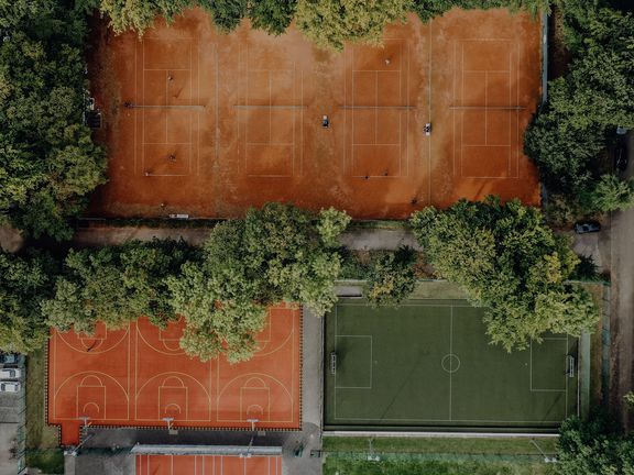 Drohnenansicht von Kunstrase, Basketballplatz und Tennisplätzen der Sporthochschule
