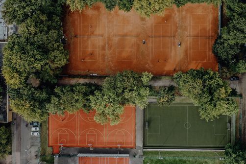 Drohnenansicht von Kunstrase, Basketballplatz und Tennisplätzen der Sporthochschule
