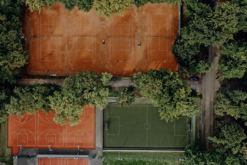 Drohnenansicht von Kunstrase, Basketballplatz und Tennisplätzen der Sporthochschule
