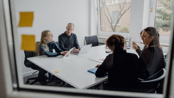 Foto von außen von einem vollen Besprechungsraum
