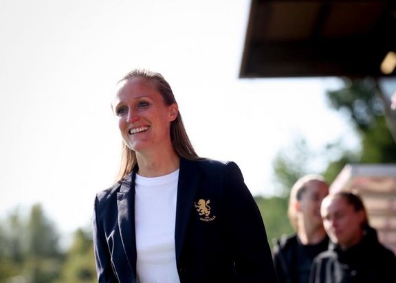 Das Foto zeigt Marisa Ewers. Eine lächelnde Frau mit einem schwarzen Blaser von dem Fußballclub Aston Villa.
