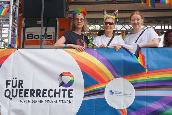 Prof. Bettina Rulofs und Kolleginnen auf dem CSD-Wagen
