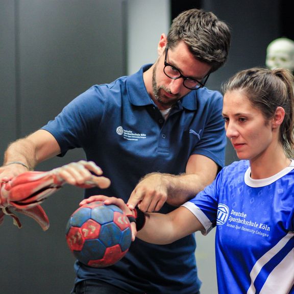 Physiotherapeut mit Patientin

