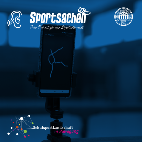 Podcasttitel "Digitalität und Bewegung"; im hintergrund eine Nahaufnahme eines Handys auf einem Stativ, das eine App-Oberfläche zeigt, die Bewegungen analysiert
