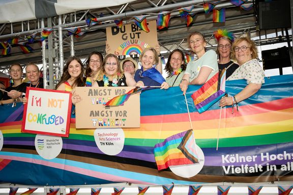 Spoho-Mitarbeiterinnen auf dem CSD-Wagen
