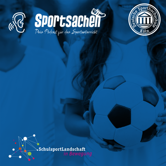 Podcasttitel Fußball in der Schule; im Hintergrund eine Nahaufnahme eines Fußballs, der von einem Mädchen in den Händen gehalten wird
