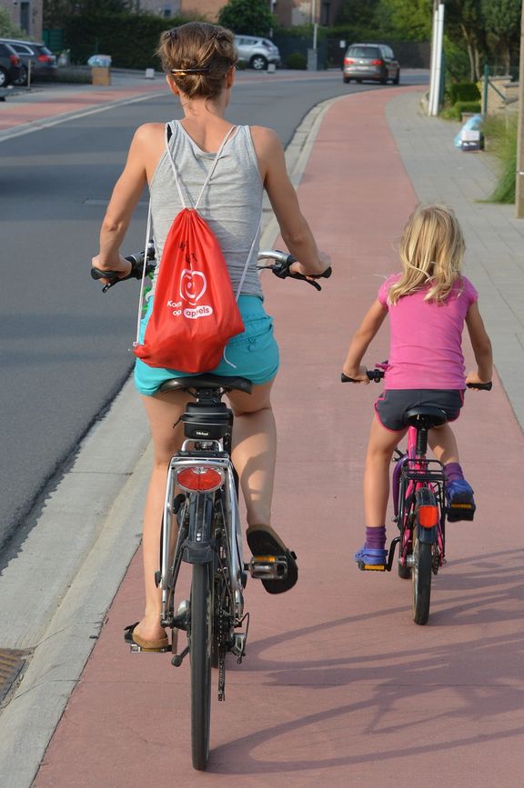 Mutter und Tochter fahren mit dem Fahrrad
