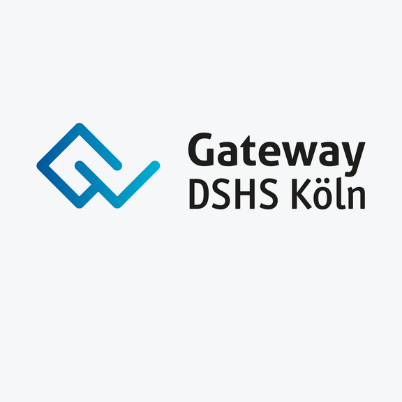 Logo "Gateway DSHS Köln" – eine Bild-Textmarke: links abstrahierte Buchstaben "GW" aus dicken geraden Linien in blauem Verlauf; rechts schwarz und zweizeilig untereinander der Text 
