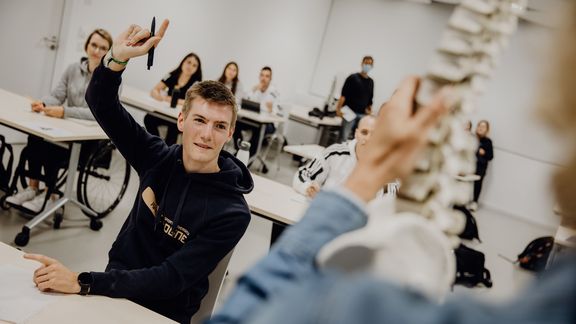 Student meldet sich im Seminar
