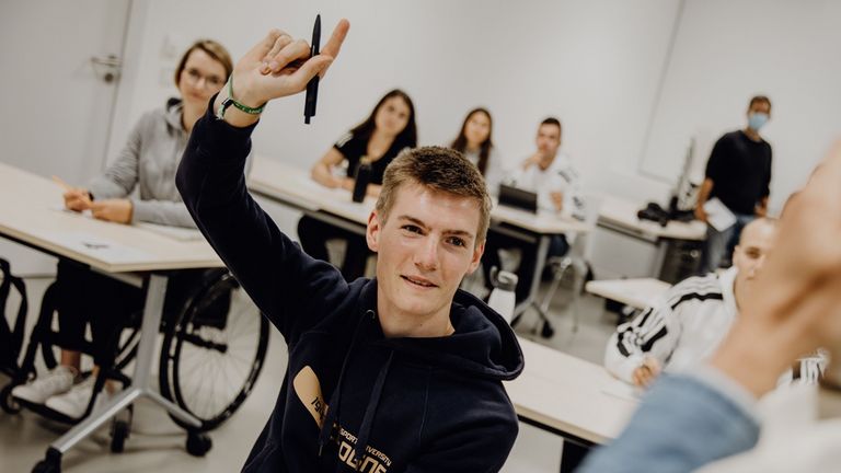 Student meldet sich im Seminar

