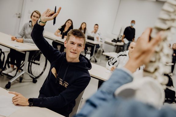 Student meldet sich im Seminar
