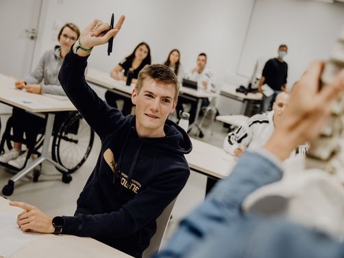 Student meldet sich im Seminar
