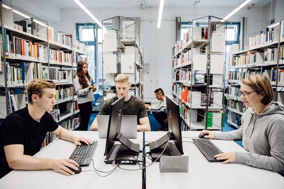 Studierende lernen in der Bibliothek
