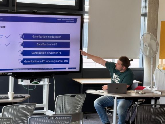 Referent Tilman Schmeckebier-Uhlich im Seminar. 
