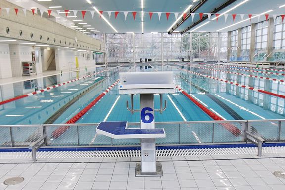 50m-Schwimmbahn mit Startblock im Vordergrund
