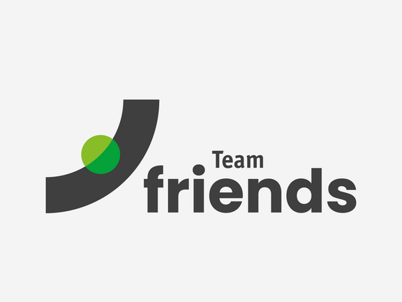 "Team Friends"-Text-Bildmarke in grau mit grünem Akzent, links Viertelbogen nach links oben geöffnet, mittig ein grüner punkt, rechts text 
