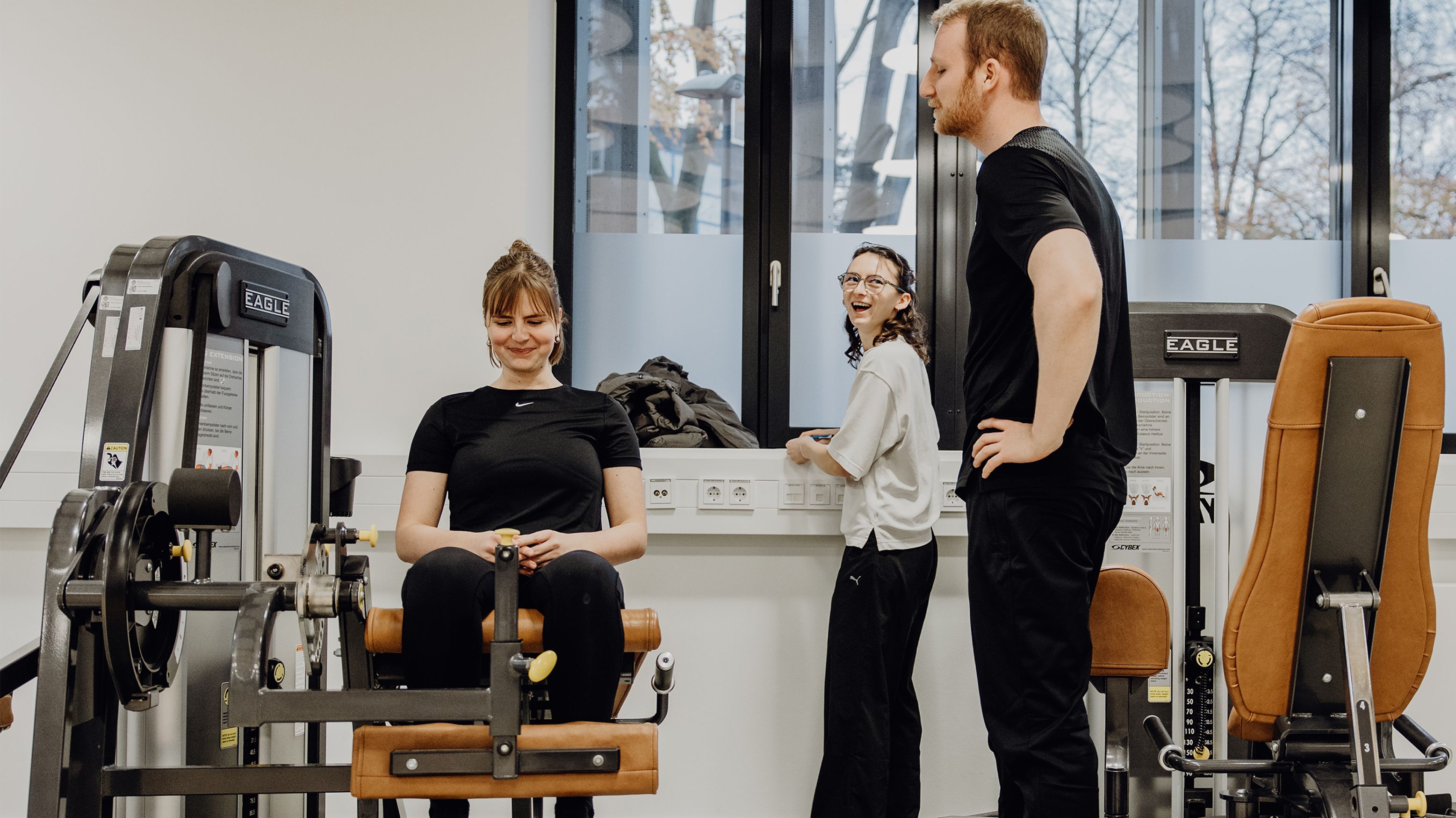 Studierende machen Krafttraining im Kraftraum
