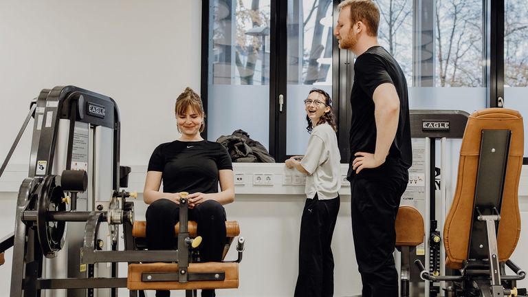 Studierende machen Krafttraining im Kraftraum
