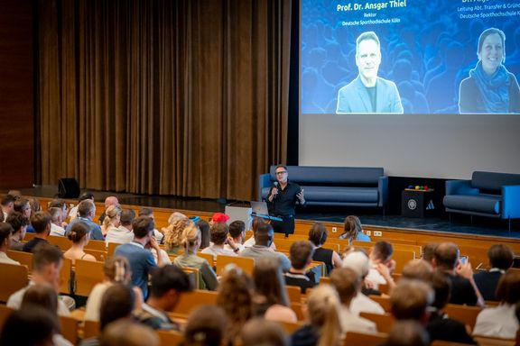 Univ. Prof. Dr. Ansgar Thiel hält eine Rede im Hörsaal
