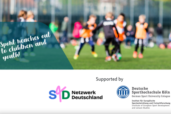 Fußball spielende Kinder