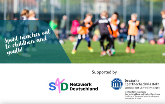 Fußball spielende Kinder
