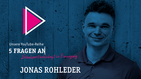 Video-Titel "5 Fragen an Jonas Rohleder" auf halbtransparentem blauem Hintergrund
