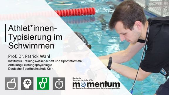 Titelbild zum Vortrag „Athlet*innen-Typisierung im Schwimmen“ von Prof. Dr. Patrick Wahl, Institut für Trainingswissenschaft und Sportinformatik, Abteilung Leistungsphysiologie, Deutsche Sporthochschule Köln. Im Hintergrund ein Mitarbeiter am Beckenrand, der einem Schwimmer im Wasser eine Atemmaske zur Messung der Atemgase anlegt. Unten Logo von momentum – Das Deutsche Forschungszentrum für Leistungssport Köln.
